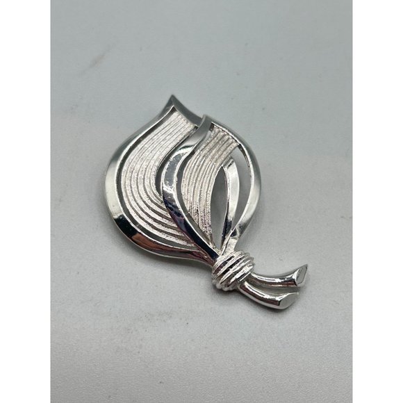 Vintage Signed Trifari Leaf Brooch Textured Silver Tone Classic & Elegant Design - Picture 2 of 7